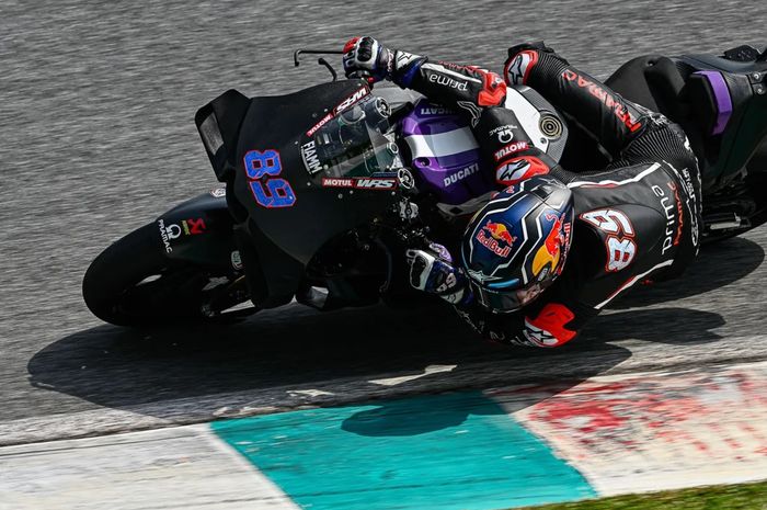 Pembalap Prima Pramac Racing, Jorge Martin, saat menjalani sesi tes pramusim MotoGP 2024 di Sirkuit Sepang, Malaysia