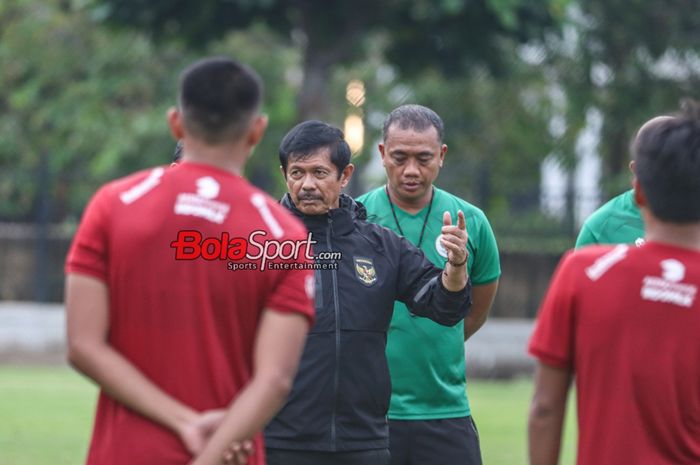 Pelatih timnas U-20 Indonesia, Indra Sjafri, sedang memberikan intruksi kepada para pemainnya saat berlatih di Lapangan A, Senayan, Jakarta, Jumat (9/2/2024).