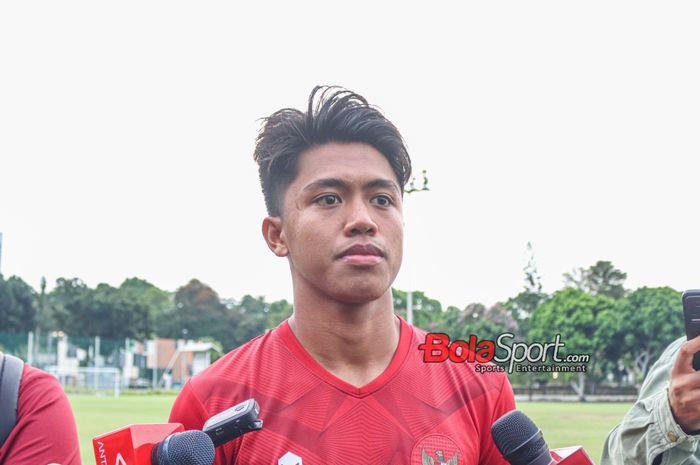 Pemain timnas U-20 Indonesia, Figo Dennis, sedang memberikan keterangan kepada awak media di Lapangan A, Senayan, Jakarta, Jumat (9/2/2024).