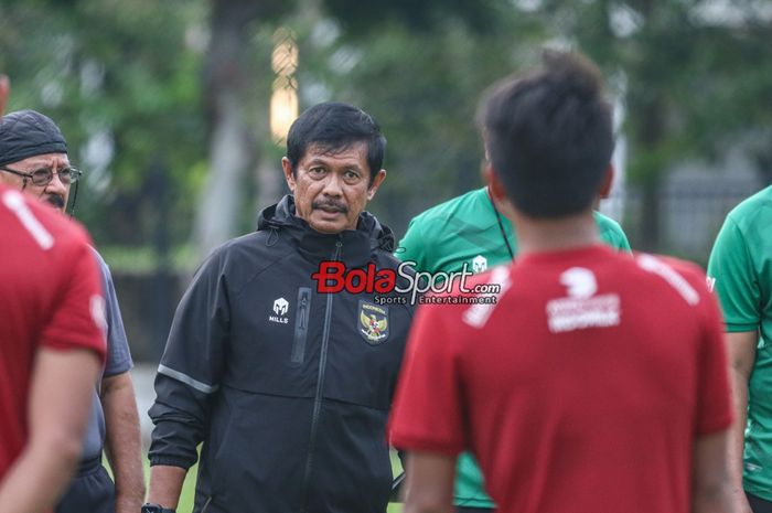Pelatih timnas U-20 Indonesia, Indra Sjafri, sedang memberikan intruksi kepada para pemainnya saat berlatih di Lapangan A, Senayan, Jakarta, Jumat (9/2/2024).