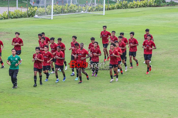 Skuat timnas U-20 Indonesia (skuad timnas U-20 Indonesia) sedang berlatih di Lapangan A, Senayan, Jakarta, Jumat (9/2/2024).