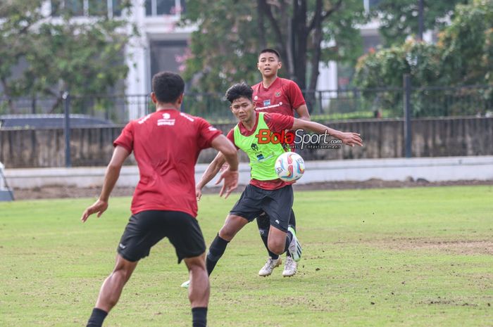 Pemain timnas U-20 Indonesia, Arkhan Kaka Putra (depan), sedang menguasai bola saat berlatih di Lapangan A, Senayan, Jakarta, Jumat (9/2/2024).