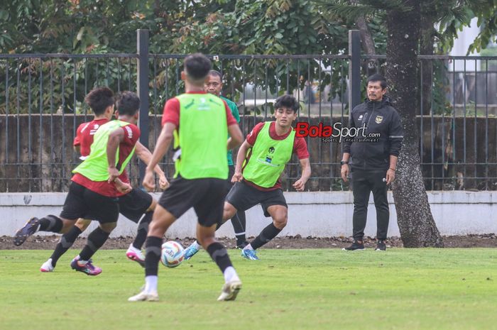 Pelatih timnas U-20 Indonesia, Indra Sjafri (kanan), sedang memantau para pemainnya saat berlatih di Lapangan A, Senayan, Jakarta, Jumat (9/2/2024).