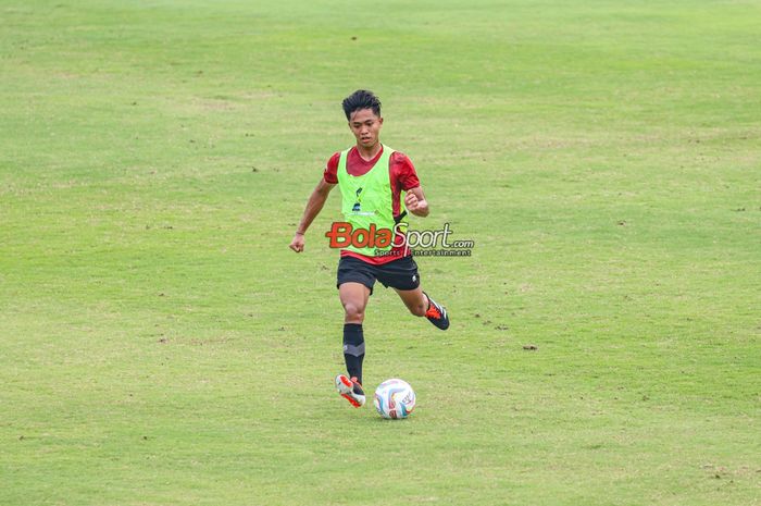 Pemain timnas U-20 Indonesia, Figo Dennis, sedang menguasai bola saat berlatih di Lapangan A, Senayan, Jakarta, Jumat (9/2/2024).