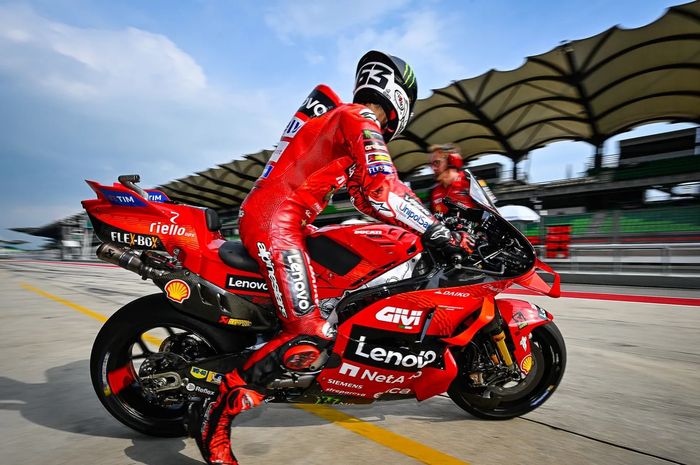 Pembalap Ducati Lenovo, Francesco Bagnaia, saat tampil dalam tes pramusim MotoGP 2024 di Sirkuit Sepang, Sepang, Malaysia, 8 Februari 2024.