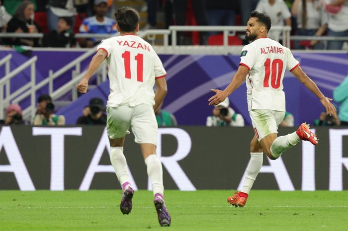 Pemain beralias Lionel Messi dari Yordania, Musa Al Tamari (kanan), menggendong asa 11 juta warga untuk mengukir sejarah di Piala Asia 2023.