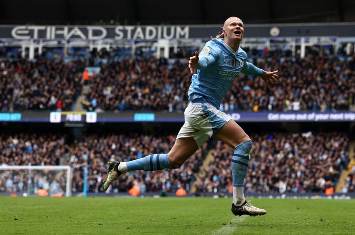 Erling Haaland buka puasa dan langsung mencetak dua gol saat membawa Manchester City menang atas Everton di Liga Inggris 2023-2024.