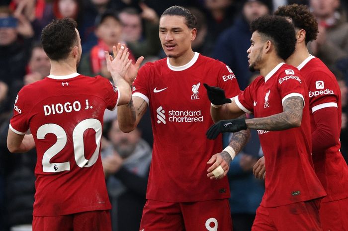 Trisula Liverpool kompak cetak gol sundulan, The Reds tak membiarkan Man City lama-lama menguasai klasemen Liga Inggris setelah menang tipis atas Burnley di Anfield (10/2/2024).