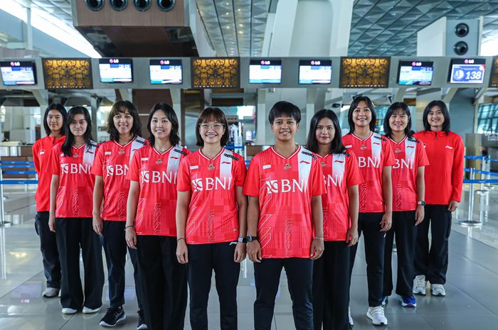 Tim bulu tangkis putri Indonesia yang akan berlaga pada Kejuaraan Beregu Asia 2024 berpose menjelang keberangkatan ke Malaysia di Bandara Soekarno-Hatta, Cengkareng, Banten, Sabtu (10/2/2024).