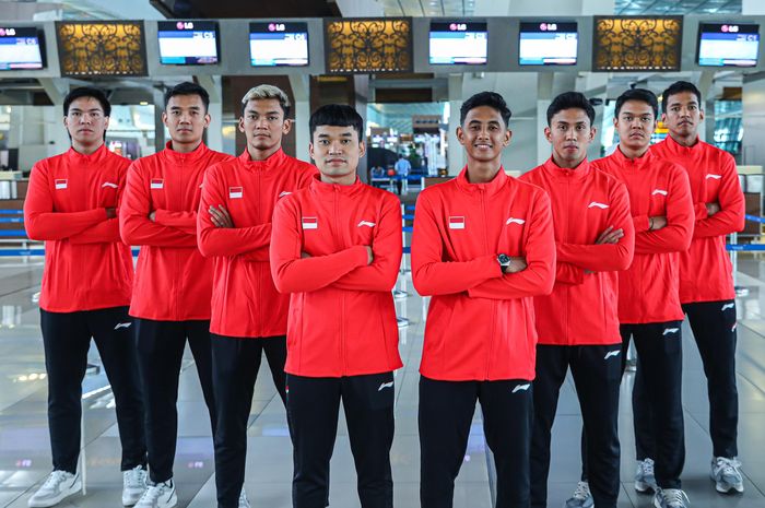 Tim bulu tangkis putra Indonesia yang akan berlaga pada Kejuaraan Beregu Asia 2024 berpose menjelang keberangkatan ke Malaysia di Bandara Soekarno-Hatta, Cengkareng, Banten, Sabtu (10/2/2024).