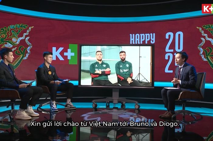 Pemain Timnas Vietnam berinteraksi dengan dua bintang Manchester United, Bruno Fernandes dan Diogo Dalot.