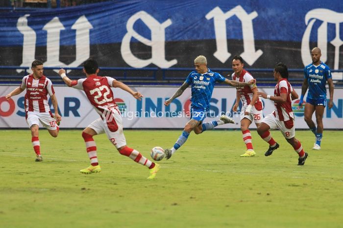 Suasana laga pekan ke-24 Liga 1 2023/2024 antara Persib Bandung melawan Persis Solo di Stadion Gelora Bandung Lautan Api, Minggu (4/2/2024).