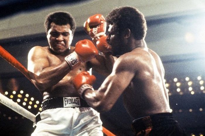 Juara dunia kelas berat, Muhammad Ali (kiri), dikalahkan petinju bau kencur, Leon Spinks, pada 15 Februari 1978 di Las Vegas.