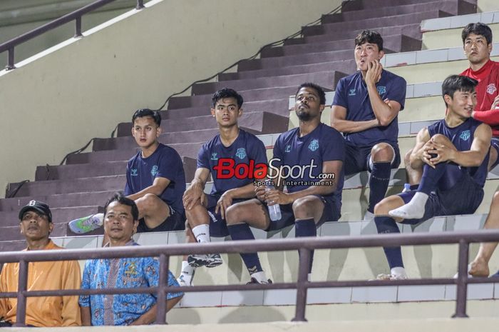 Pratama Arhan tampak sedang memantau timnya yakni Suwon FC bertanding melawan Bhayangkara FC di Stadion PTIK, Blok M, Jakarta, Senin (12/2/2024) malam.
