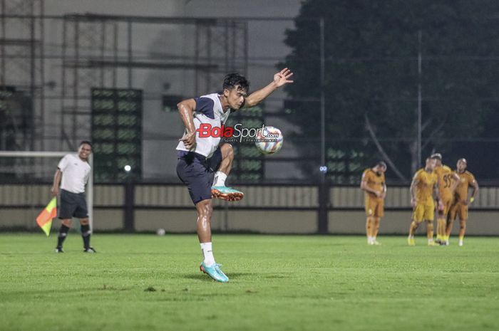Pratama Arhan sedang melakukan pemanasan bersama klubnya bernama Suwon FC di Stadion PTIK, Blok M, Jakarta, Senin (12/2/2024) malam.