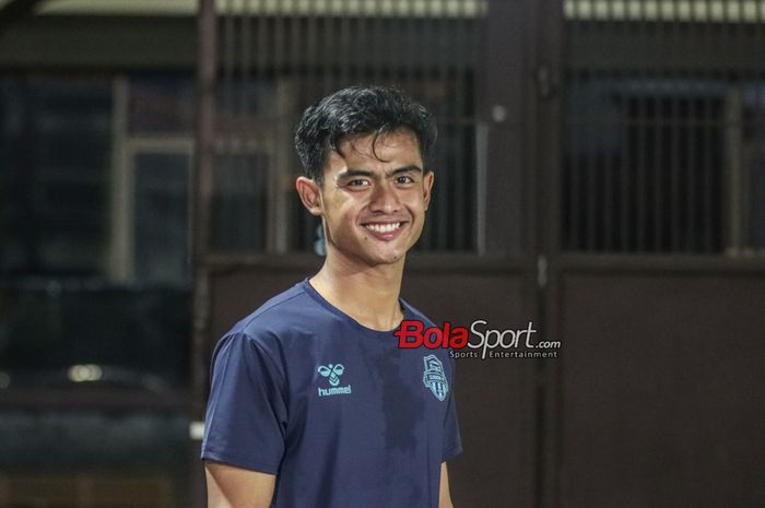 Pratama Arhan tampak tersenyum saat ditemui dalam laga uji coba Bhayangkara FC versus klubnya bernama Suwon FC di Stadion PTIK, Blok M, Jakarta, Senin (12/2/2024) malam.