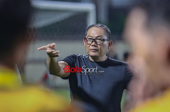 Anggota Komite Eksekutif PSSI sekaligus CEO (Chief Operating Officer) Bhayangkara FC, Sumardji, sedang memberikan intruksi di Stadion PTIK, Blok M, Jakarta, Senin (12/2/2024) malam.