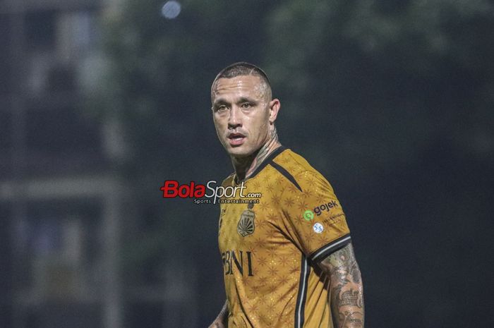 Pemain asing Bhayangkara FC, Radja Nainggolan, sedang bertanding di Stadion PTIK, Blok M, Jakarta, Senin (12/2/2024) malam.