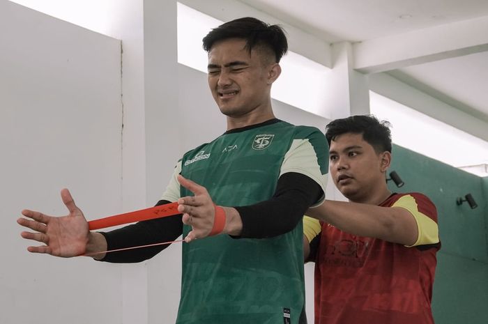 Ernando Ari menjalani sesi latihan bersama Persebaya Surabaya pada Senin (12/2/2024).