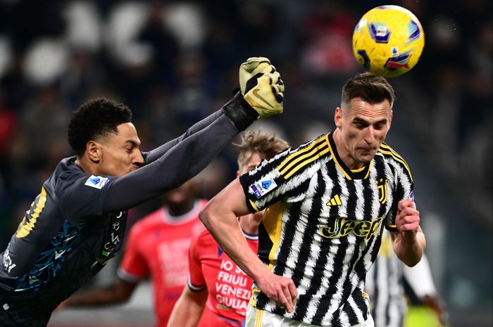 Udinese?s Nigerian goalkeeper Maduka Okoye (L) makes a save in front of Juventus Polish forward Arkadiusz Milik during the Italian Serie A football match Juventus vs Udinese on February 12, 2024 at the ?Allianz Stadium? in Turin. (Photo by MARCO BERTORELLO / AFP)