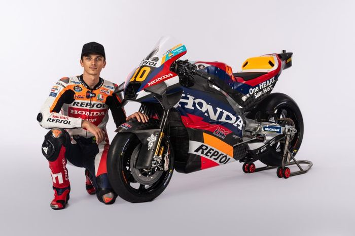 Pembalap Repsol Honda, Luca Marini, dalam peluncuran tim di Madrid. Spanyol. Selasa (13/2/2024).