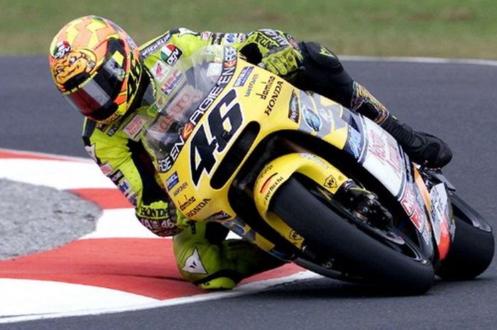 Valentino Rossi ketika ertama kali menjadi juara dunia kelas utama balap motor Grand Prix pada 2001.