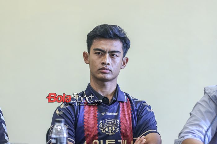 Pemain baru Suwon FC, Pratama Arhan, sedang memberikan keterangan kepada awak media di Hotel Sultan, Senayan, Jakarta, Kamis (15/2/2024).