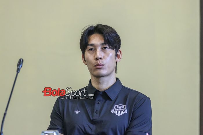 Kapten Suwon FC, Lee yong, sedang memberikan keterangan kepada awak media di Hotel Sultan, Senayan, Jakarta, Kamis (15/2/2024).