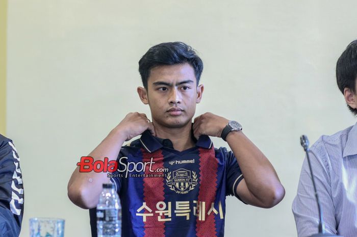 Pemain baru Suwon FC, Pratama Arhan, sedang memberikan keterangan kepada awak media di Hotel Sultan, Senayan, Jakarta, Kamis (15/2/2024).