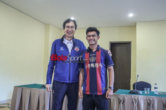 General Manager Suwon FC, Choi Sun-ho (kiri), sedang berfoto dengan pemain barunya bernama Pratama Arhan (kanan) di Hotel Sultan, Senayan, Jakarta, Kamis (15/2/2024).