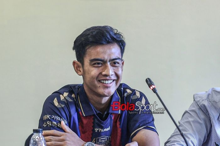 Pemain baru Suwon FC, Pratama Arhan, sempat tersenyum saat sedang memberikan keterangan kepada awak media di Hotel Sultan, Senayan, Jakarta, Kamis (15/2/2024).