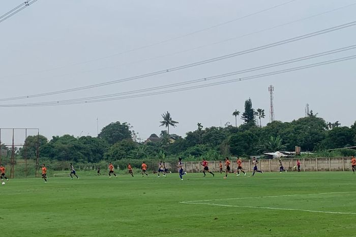 Persija Jakarta menggelar laga uji coba kontra klub Liga 3, Persikota Tangerang, di Nirwana Park, Sawangan, Depok, Kamis (15/2/2024) sore