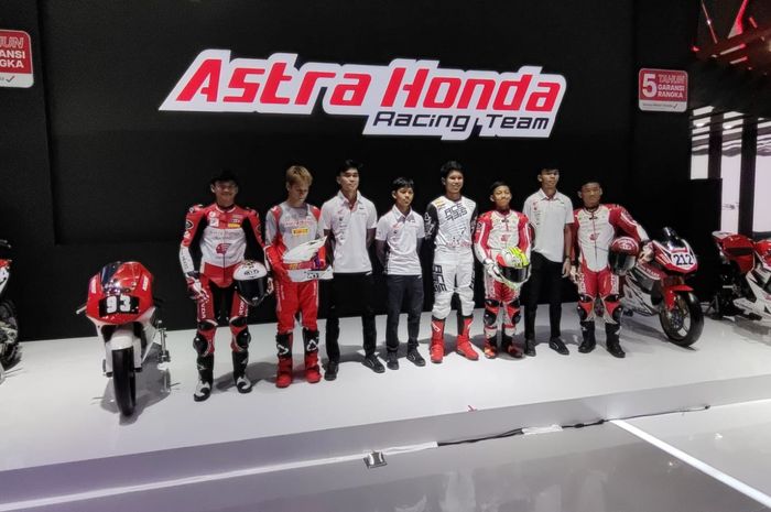 Fadillah Arbi Aditama (paling kiri) bersama para pembalap Astra Honda Racing Team untuk musim 2024 diperkenalkan pada Kamis (15/2/2024) di JIExpo, Kemayoran, Jakarta. 