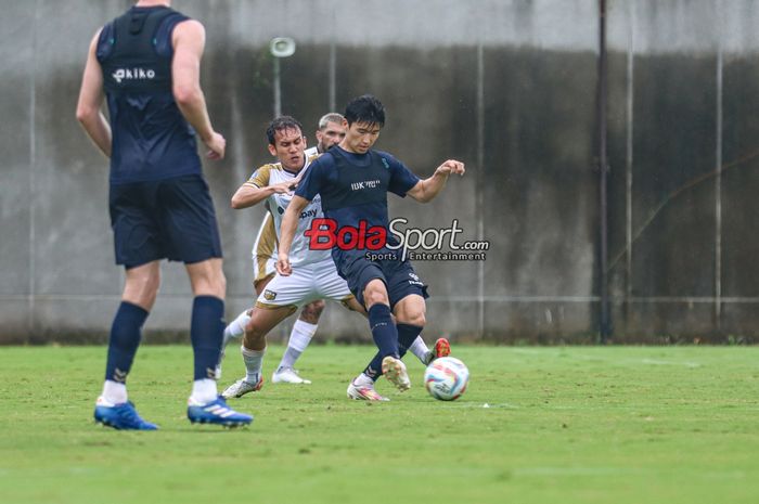 Suasana uji coba Dewa United FC melawan Suwon FC di Markas Dewa United, Tangerang, Banten, Jumat (16/2/2024).