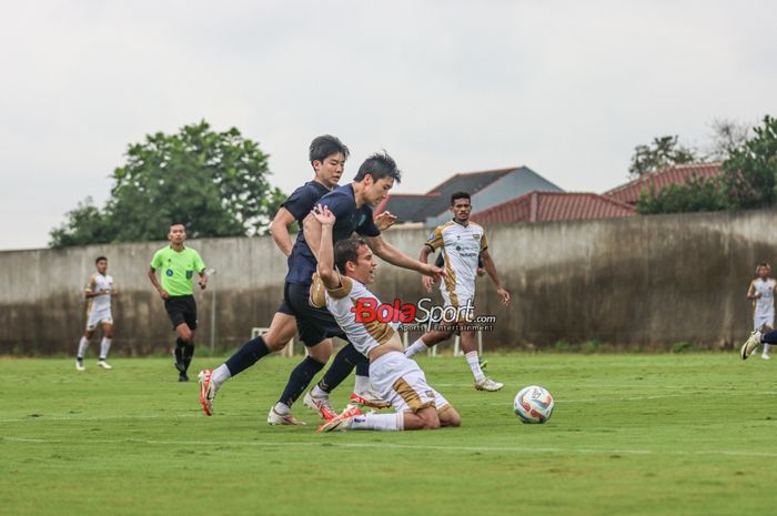 Egy Maulana Vikri (tengah) sedang membela Dewa United FC versus Suwon FC di Sport Center Dewa United, Tangerang, Banten, Jumat (16/2/2024).