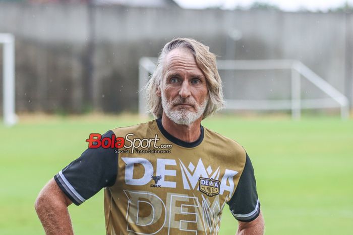 Pelatih Dewa United, Jan Olde Riekerink, sedang memantau timnya bertanding di Sport Center Dewa United, Tangerang, Banten, Jumat (16/2/2024).