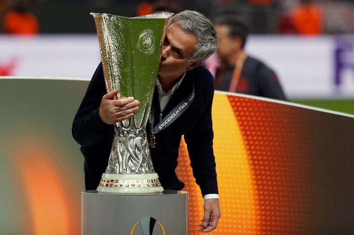 Jose Mourinho mencium trofi Liga Europa saat membawa Man United juara dengan menumbangkan Ajax pada final di Stockholm (24/5/2017). Mourinho masih mengungkapkan kecintaan kepada United.