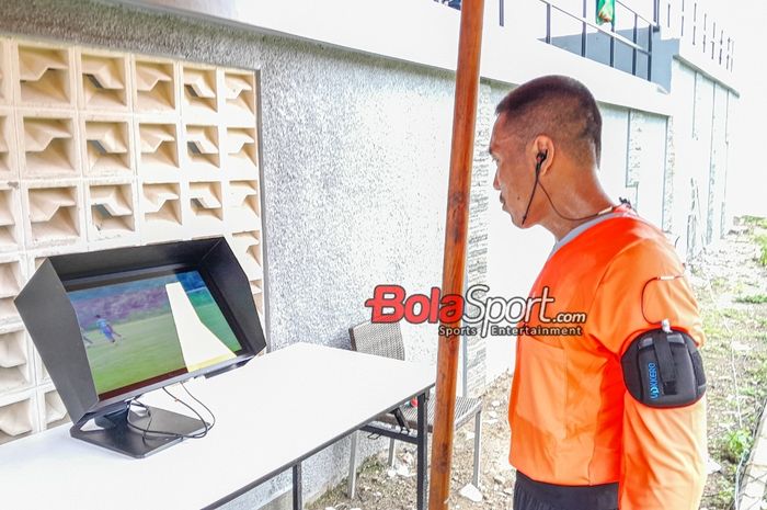 Suasana wasit sedang memantau uji coba VAR (Video Assistant Referee) di Jeep Station Indonesia, Megamendung, Bogor, Jawa Barat, Sabtu (17/2/2024).