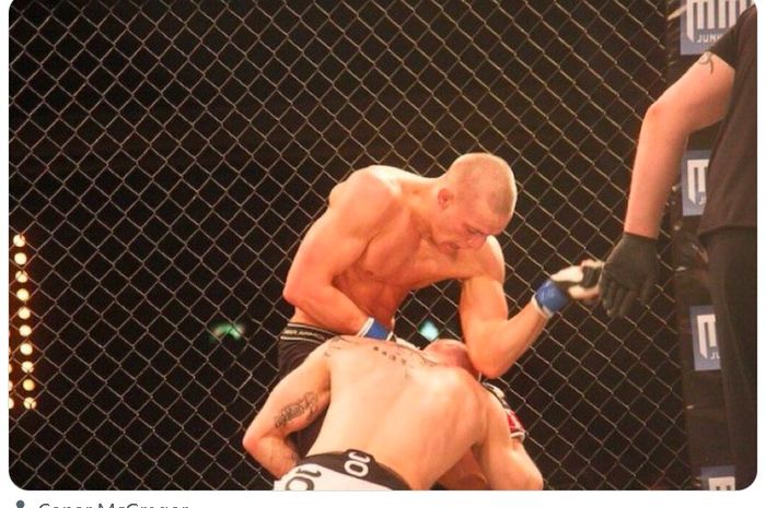 Conor McGregor meng-KO Steve O'Keefe dengan 9 sikutan ke kepala di Cage Warriors 45, 18 Februari 2012.