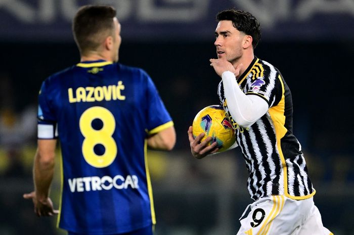 Striker Juventus, Dusan Vlahovic, merayakan gol tendangan penalti yang ia cetak ke gawang Verona pada laga pekan ke-25 Liga Italia di Stadion Marcantonio Bentegodi, Sabtu (17/2/2024).