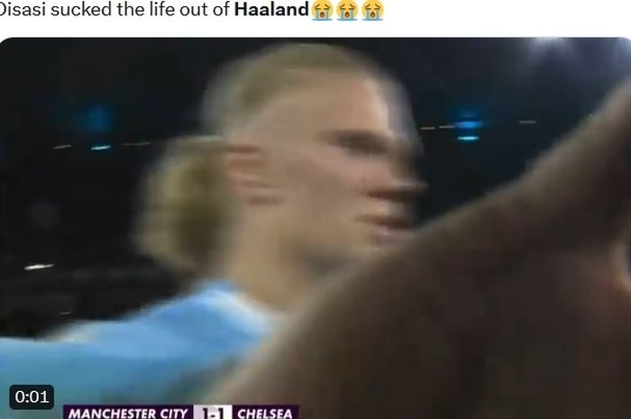 Erling Haaland mendorong juru kamera usai Manchester City mengimbangi Chelsea dalam macthday ke-25 Liga Inggris 2023-2024.