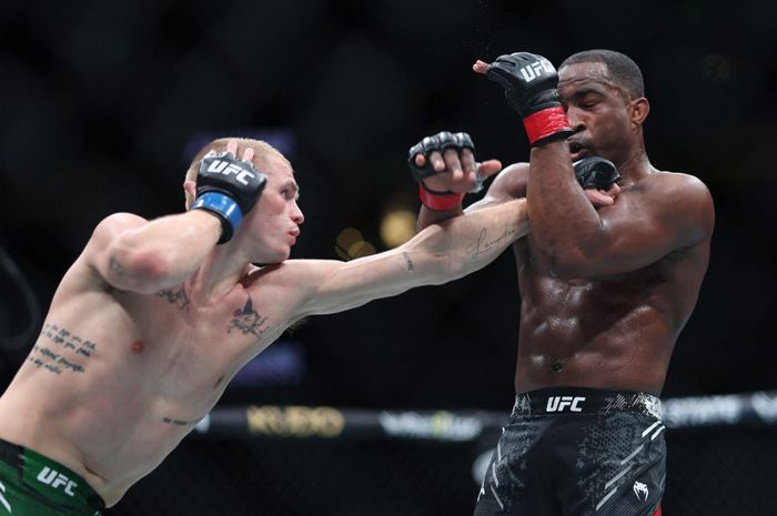 Ian Garry meninju Geoff Neal dalam pertarungan kelas welter UFC 298 di Honda Center, Anaheim, California, Amerika Serikat, 17 Februari 2024.