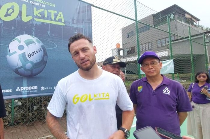 Gelandang Persib Bandung, Marc Klok saat memberi keterangan kepada awak media di Jakarta Timur, Minggu (18/2/2024).