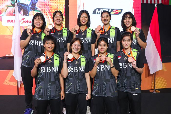 Tim beregu putri Indonesia berpose dengan medali perunggu pada Kejuaraan Beregu Asia 2024 di Setia City Convention Center, Selangor, Malaysia, Minggu (18/2/2024). 