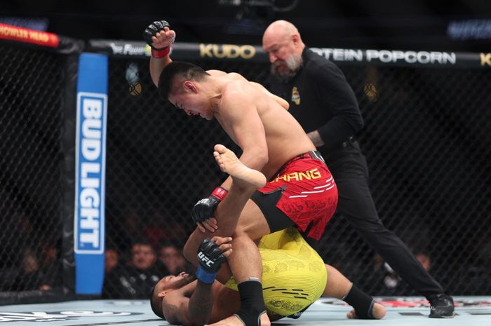 Zhang Mingyang dari China meninju Brendson Ribiero dalam pertarungan kelas berat ringan UFC 298 di Honda Center, Anaheim, California, Amerika Serikat, 17 Februari 2024 