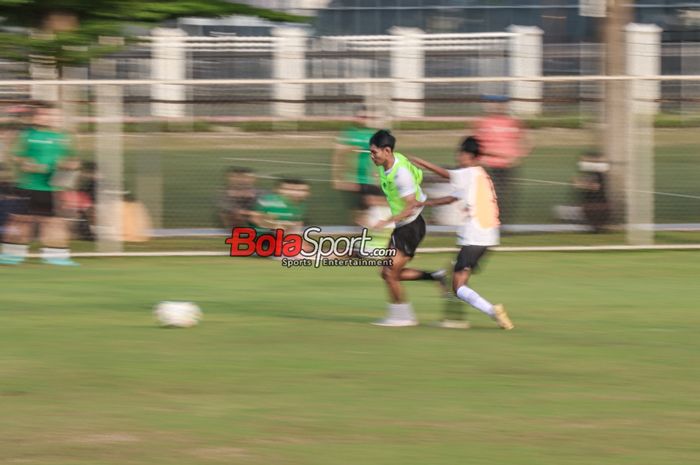 Suasana latihan timnas U-16 Indonesia di Lapangan B, Senayan, Jakarta, Senin (19/2/2024).