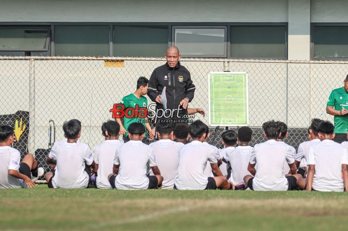 Pelatih timnas U-16 Indonesia, Nova Arianto, sedang memberikan intruksi kepada para pemainnya di Lapangan B, Senayan, Jakarta, Senin (19/2/2024).