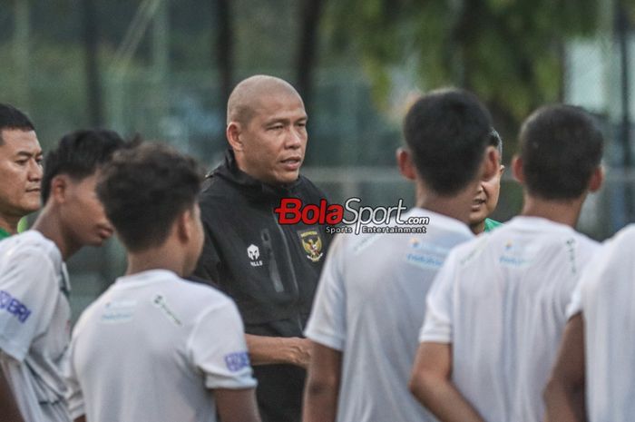 Pelatih timnas U-16 Indonesia, Nova Arianto, sedang memberikan intruksi kepada para pemainnya saat berlatih di Lapangan B, Senayan, Jakarta, Senin (19/2/2024).