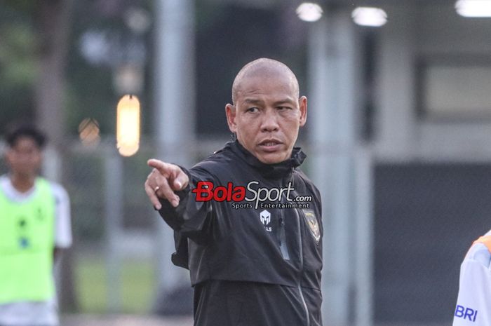 Pelatih timnas U-16 Indonesia, Nova Arianto, sedang memberikan intruksi kepada para pemainnya saat berlatih di Lapangan B, Senayan, Jakarta, Senin (19/2/2024).