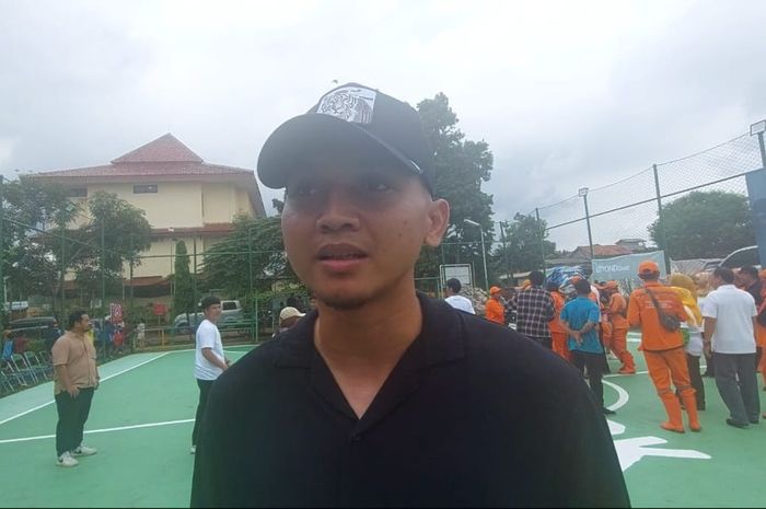 Penyerang timnas Indonesia Dendy Sulistyawan saat memberi keterangan kepada awak media di kawasan Jakarta Timur, Minggu (18/2/2024).